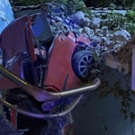 Beşiktaş’ta kontrolden çıkan araç bankanın merdiven boşluğuna uçtu