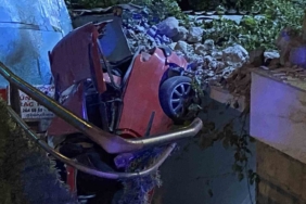 Beşiktaş’ta kontrolden çıkan araç bankanın merdiven boşluğuna uçtu