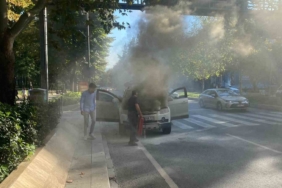 Beşiktaş’ta otomobil alev aldı, anne ve çocuğu son anda kurtuldu