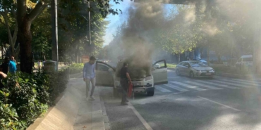Beşiktaş’ta otomobil alev aldı, anne ve çocuğu son anda kurtuldu