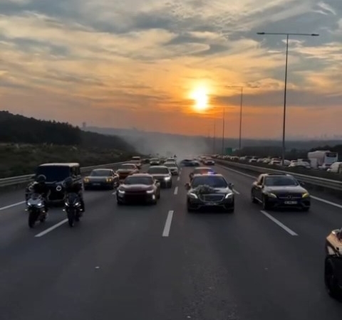 Beykoz’da çakarlı driftli düğün konvoyu kamerada