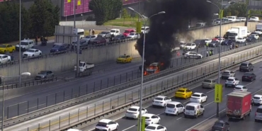 Beylikdüzü’nde E-5 Karayolu’nda seyir halindeki bir araç alev alev yanmaya başladı. Dumanlar E-5 Karayolu’nu kaplarken ihbar üzerine olay yerine itfaiye ekipleri sevk edildi.