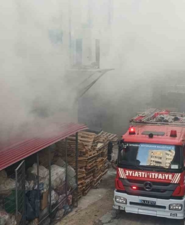 Beylikdüzü’nde kimya fabrikasında korkutan yangın