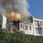 Beyoğlu’nda alevlerin yükseldiği tarihi ahşap bina çöktü: O anlar kamerada