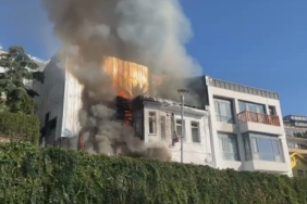 Beyoğlu’nda alevlerin yükseldiği tarihi ahşap bina çöktü: O anlar kamerada