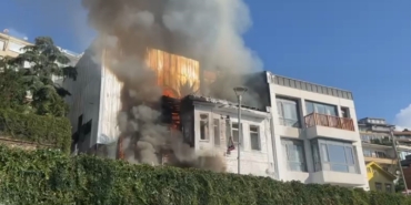 Beyoğlu’nda alevlerin yükseldiği tarihi ahşap bina çöktü: O anlar kamerada