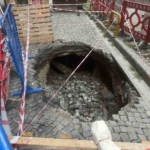 Beyoğlu’nda çöken yol güvenlik kamerasında