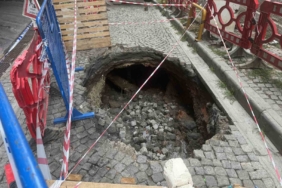 Beyoğlu’nda çöken yol güvenlik kamerasında