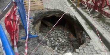 Beyoğlu’nda çöken yol güvenlik kamerasında