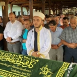 Bıçaklanmış halde evde ölü bulunmuştu, son yolculuğuna uğurlandı