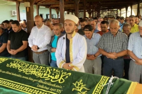 Bıçaklanmış halde evde ölü bulunmuştu, son yolculuğuna uğurlandı