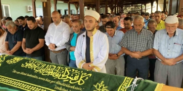 Bıçaklanmış halde evde ölü bulunmuştu, son yolculuğuna uğurlandı