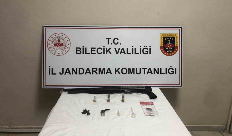 Bilecik’te ekiplerden kaçan şüpheli, uyuşturucu madde ve ruhsatsız tüfek ile yakalandı
