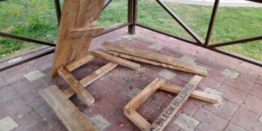 Bilecik’te kent mobilyalarına zarar verildi