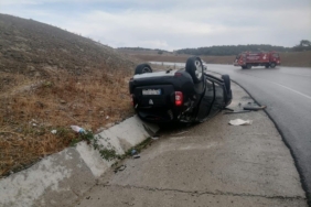 Bilecik’te otomobil yağmur kanalına devrildi: 1 yaralı