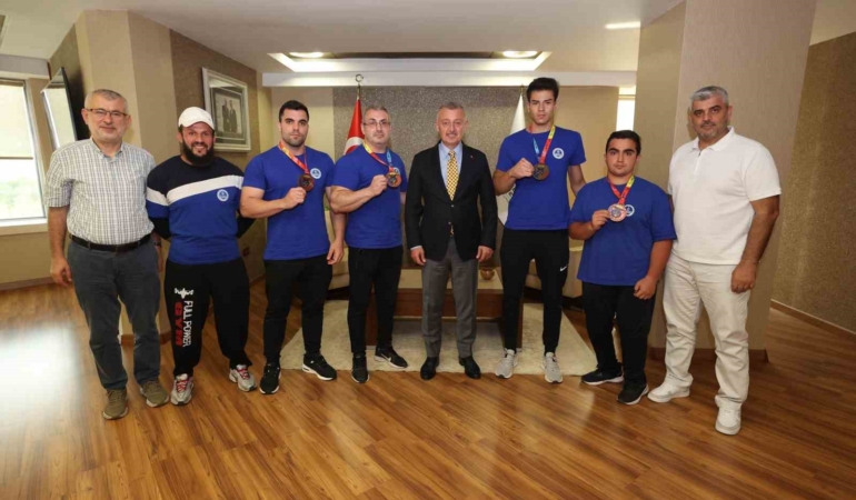 Bilek güreşinde Türkiye’nin ve Kocaeli’nin gururu oldular