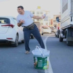 Bir şişe suyla birlikte bolca mutluluk satıyor