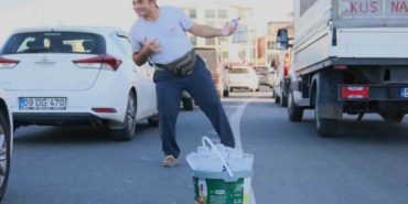 Bir şişe suyla birlikte bolca mutluluk satıyor