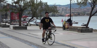 Bisiklet sürerken sucuklu yumurta yaptı, o görüntüler milyonlarca izlendi