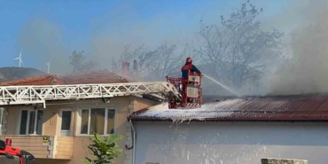Boş binada başlayan yangın, atölyeye sıçradı