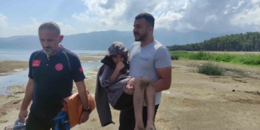 Botla göle açılan çocuklar, rüzgarda sürüklenince vatandaşlar tarafından kurtarıldı