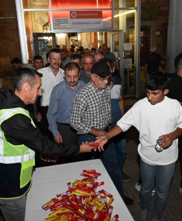 Bozüyük Belediyesi Mevlid Kandili’nde şeker ikramı yaptı