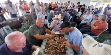 Bu da oğlak yeme yarışması: 10 kilo oğlağı çiğnemeden yediler