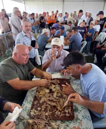 Bu da oğlak yeme yarışması: 10 kilo oğlağı çiğnemeden yediler