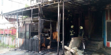 Büfede başlayan yangın mobilya imalathanesine sıçradı