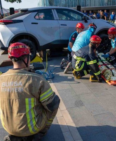 Bursa Büyükşehir İtfaiyesi’nden gerçeği aratmayan tatbikat