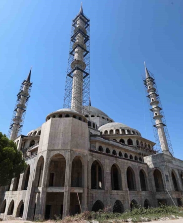 Bursa Valisi Ayyıldız, Türkiye’nin en büyük 3. camisinin inşaatını ziyaret etti