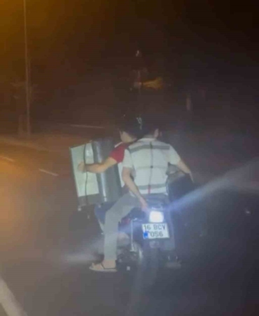 Bursa’da 3 kişi motosikletle yolculuk yapıp yük taşıdı