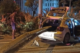 Bursa’da akıl almaz kaza: Bariyerlere ok gibi saplandı