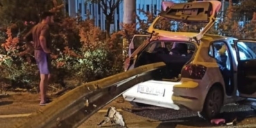 Bursa’da akıl almaz kaza: Bariyerlere ok gibi saplandı