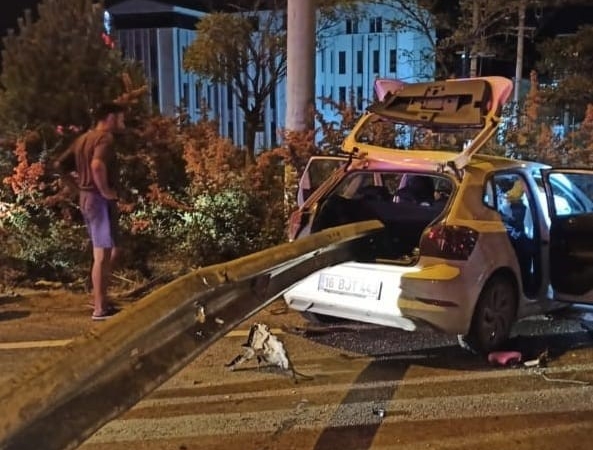 Bursa’da akıl almaz kaza: Bariyerlere ok gibi saplandı