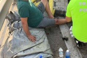 Bursa’da bir tır, tomruk yüklü tıra çarptı: Ortalık savaş alanına döndü