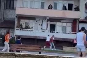 Bursa’da evinin önüne motosikletini çeken motokurye ile böyle kavga ettiler