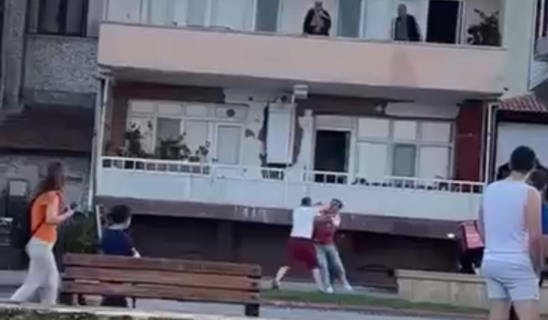 Bursa’da evinin önüne motosikletini çeken motokurye ile böyle kavga ettiler