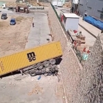 Bursa’da freni boşalan tır mobilya fabrikasının bahçesine uçtu