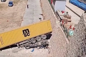 Bursa’da freni boşalan tır mobilya fabrikasının bahçesine uçtu