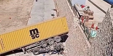 Bursa’da freni boşalan tır mobilya fabrikasının bahçesine uçtu