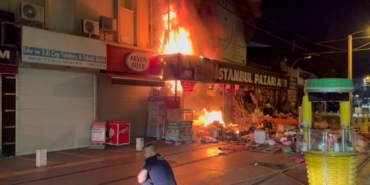Bursa’da hediyelik eşya mağazası alev alev yandı: Havai fişekler pe peşe böyle patladı