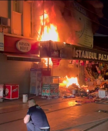 Bursa’da hediyelik eşya mağazası alev alev yandı: Havai fişekler pe peşe böyle patladı