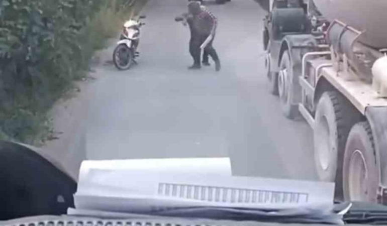 Bursa’da iki sürücünün yol kavgası kamerada