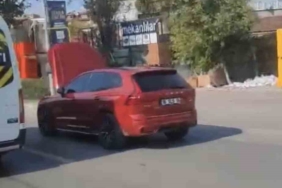 Bursa’da kaputu açık ilerleyen otomobil görenleri şaşkına çevirdi