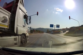 Bursa’da kırmızı ışıkta geçen tır, faciaya davetiye çıkardı