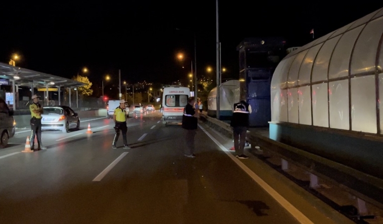 Bursa’da kontrolden çıkan motokurye bariyerlere girdi: 1 ölü