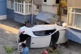 Bursa’da kontrolden çıkan otomobil sitenin bahçesine uçtu