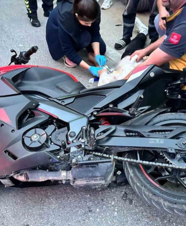Bursa’da motosikletin çarptığı yaya metrelerce savruldu