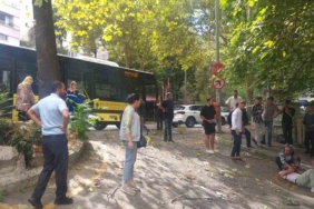 Bursa’da otobüs kazasında can pazarı...Belediye otobüsü ağaca çarptı, yolcu camdan fırladı